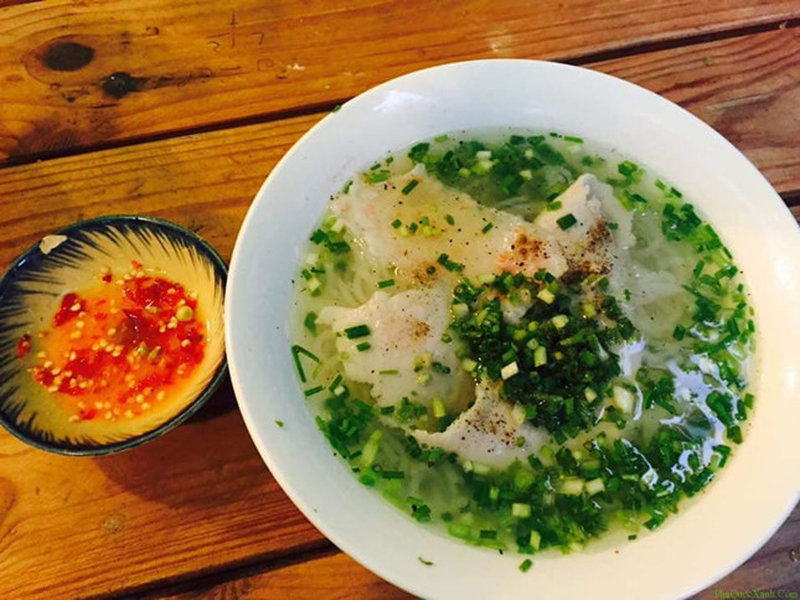 Tô bún quậy Phú Quốc ăn cùng chén nước chấm